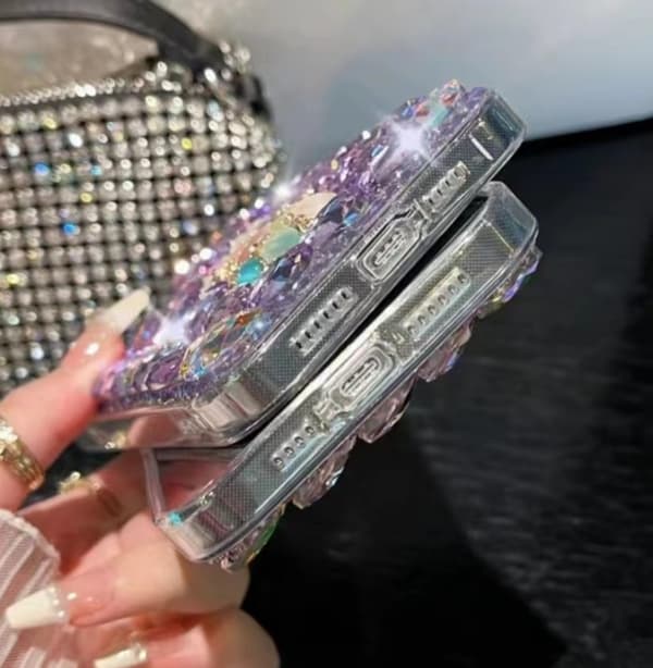 iPhone 16 Pro Max Skal med Handgjord Diamantinläggning Plommonblomma Vit