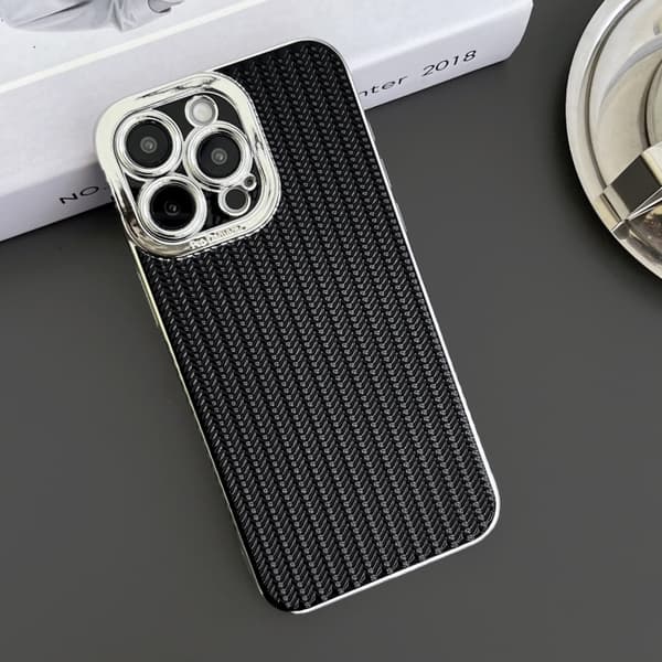 iPhone 16 Pro Skal med Elektropläterad Silverkant och Grain Textur Svart