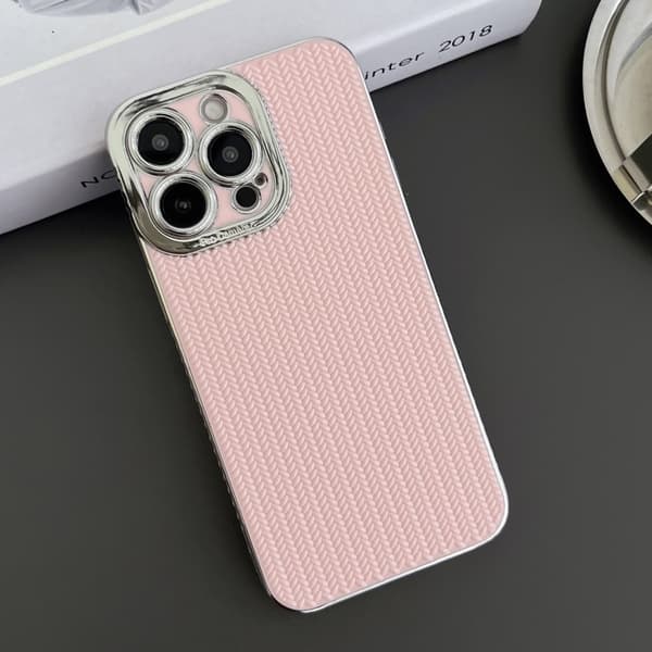 iPhone 16 Pro Max Skal med Elektropläterad Silverkant och Grain Textur Rosa