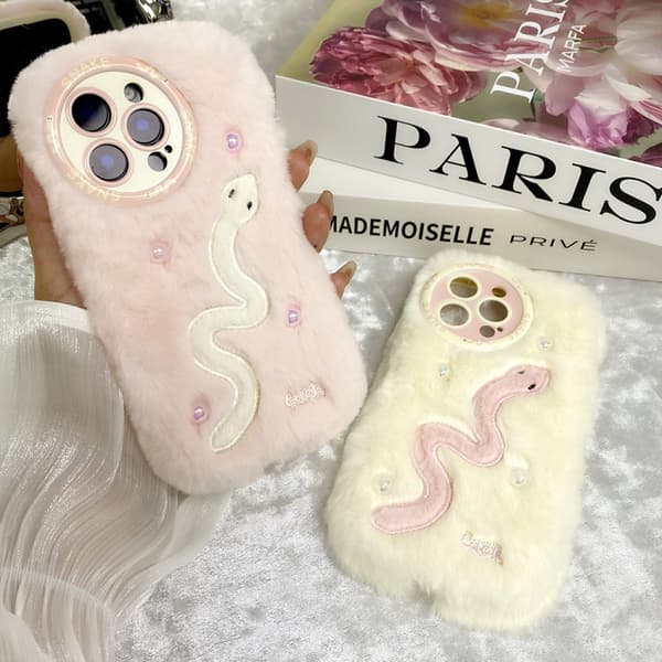 iPhone 16 Pro Max Snake Broderi Plush Silikon Skal Orm och beige