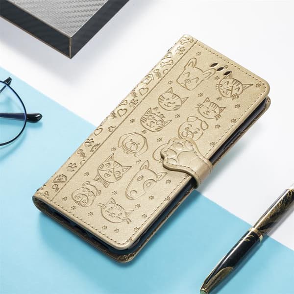 iPhone 17 Pro Skal läderfodral med präglade katter och hundar Guld