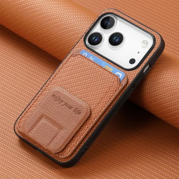 iPhone 18 Pro Max / iPhone 17 Pro Max Skal - Kolfiber med Kortficka och Fällbart Ställ Brun