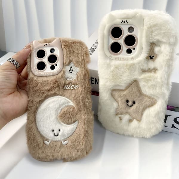 iPhone 16 Pro Max Söt Broderad Plysch Silikon Skal Grå katt