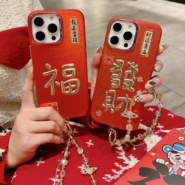 iPhone 16 Pro Max Skal med Nyårsdesign, 3D Guldstämpling och Kristallkedja Förmögenhet