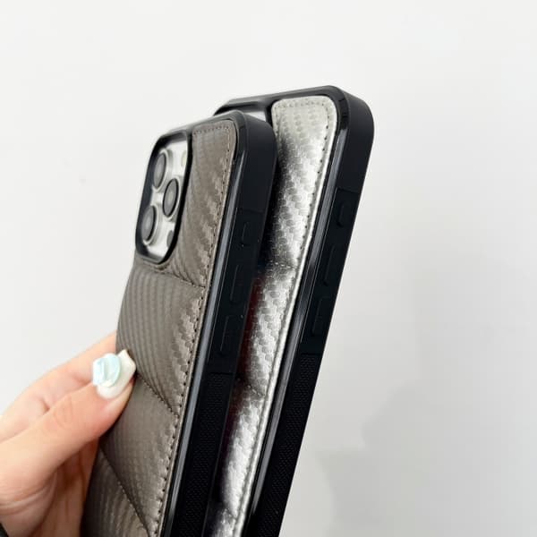 iPhone 16 Pro Skal med Kolfibertextur - Elegant och Skyddande Mobilfodral Silver