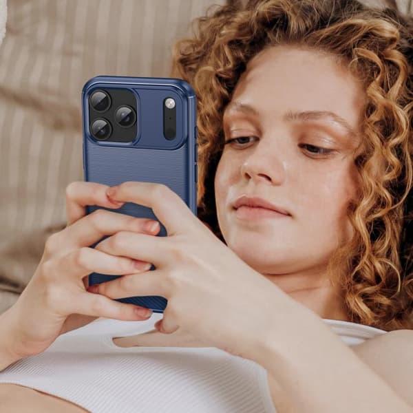 iPhone 18 Pro / iPhone 17 Pro Skal - Borstad Textur av Kolfiber TPU Blå