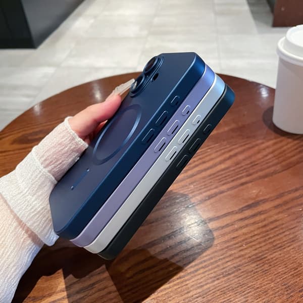 iPhone 16 Pro Metallic Paint Magsafe Liquid TPU Skal Guld