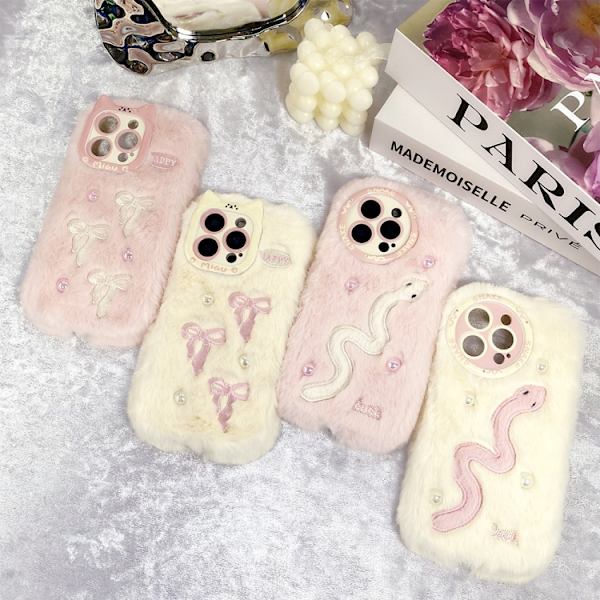 iPhone 16 Pro Max Snake Broderi Plush Silikon Skal Orm och beige