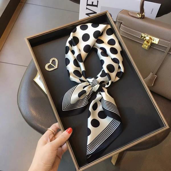 Sjal for kvinner, silke, lyse farger Black and white dots