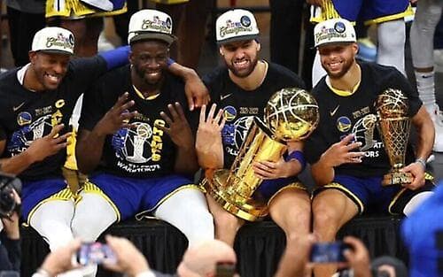 Golden State Warriors New Era 2024 NBA Champions Locker Room Snapback Lippis