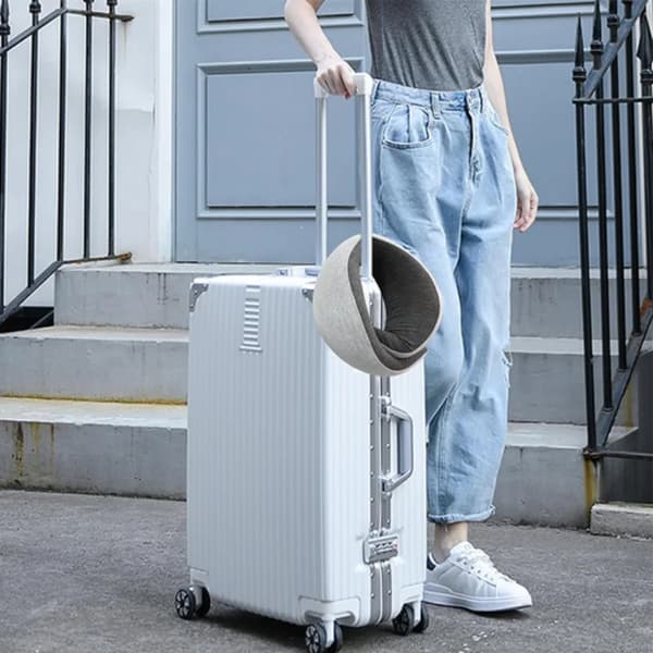 Icke-deformerbar flygplansnackkudde Resenackkudde Slitstark U-formad resenackkudde i memory foam light gray