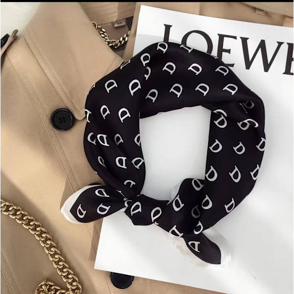 Sjal for kvinner, silke, lyse farger Letter D in black