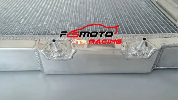 Aluminiumkøler til AMC V8-modeller, holdbar konstruktion, inkluderer transmissionskøler, perfekt pasform til flere modeller.