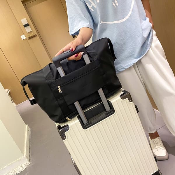 Stor sammenleggbar koffert, lett og vanntett duffelbag med festestropp, tørr og våt separasjon sammenleggbar koffert Pink