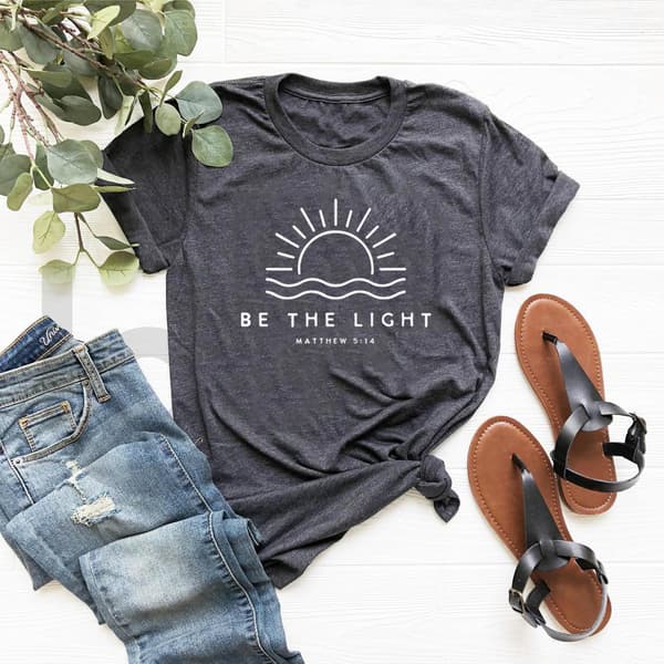 Be The Light Bokstavtrykt T-skjorte, Spesiell Gave, Flerfarget, S-3XL Dark Grey M
