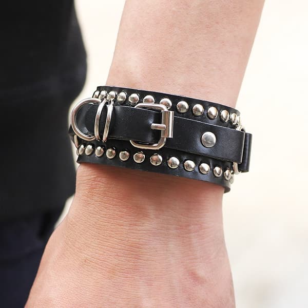 PU læderarmbånd, seje gaver, justerbart wrap-manchet, punk-nitte-håndledsbælte, kædearmbånd til fester white