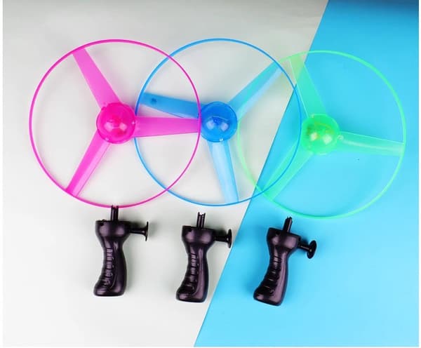 3 stk. LED lysende flyvende disk helikopterlegetøj, 3 snorstartere og 3 flyvende tepet, trækkesnor tepet UFO flyvende legetøj til børn Style 2 3Pcs