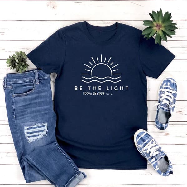 Be The Light Bokstavtrykt T-skjorte, Spesiell Gave, Flerfarget, S-3XL Navy Blue M