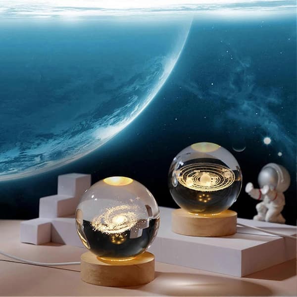 Nattlys i kunstig krystallkule med trebunn 3D-gravert solsystemplanet klar globus D