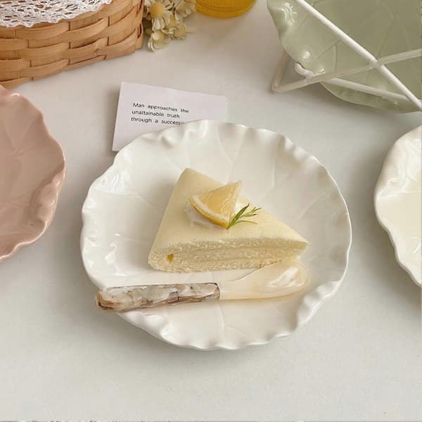 Keramisk serveringsfat med volangkant för efterrätt Milky White