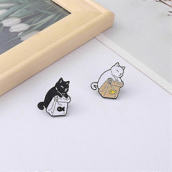 Söt Svart Vit -emalj Fisk Brosch Tecknade Djur Metall Rolig Meme Badge Pins För Kavajslag Barn Kvinnor Väskor