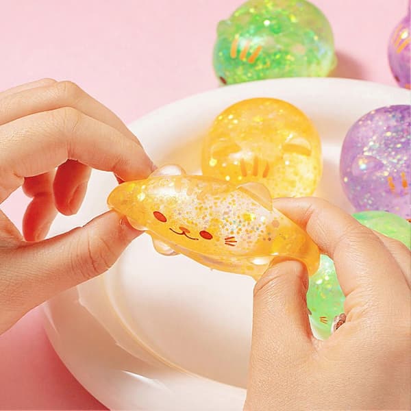 Sød Kat Klemmelegetøj - Blød Elastisk Dekompressionsbold med Glitterdesign 2pcs