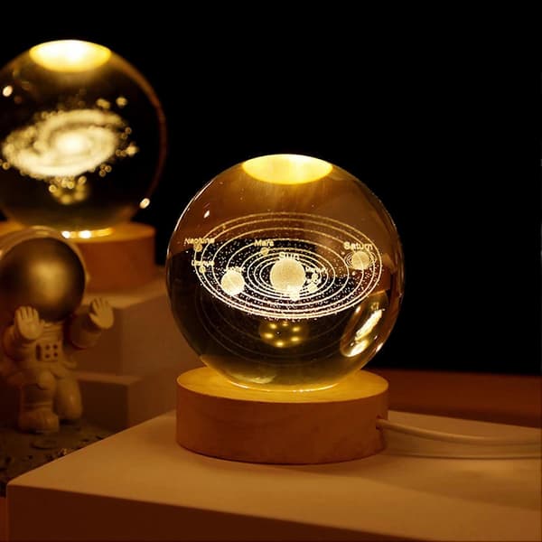 Nattlys i kunstig krystallkule med trebunn 3D-gravert solsystemplanet klar globus D