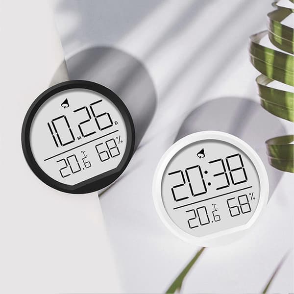 Modern väggklocka med väckarklocka, temperatur- och luftfuktighetsdisplay för hem och kontor White
