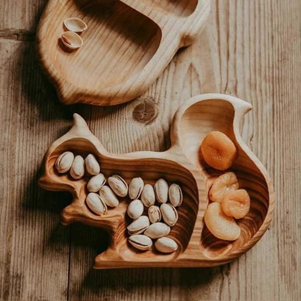 Snackbricka i trä med dold låda för ost, nötter och aptitretare squirrel