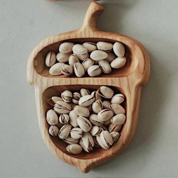 Snackbricka i trä med dold låda för ost, nötter och aptitretare pine cone
