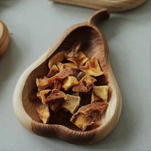 Snackbricka i trä med dold låda för ost, nötter och aptitretare pear