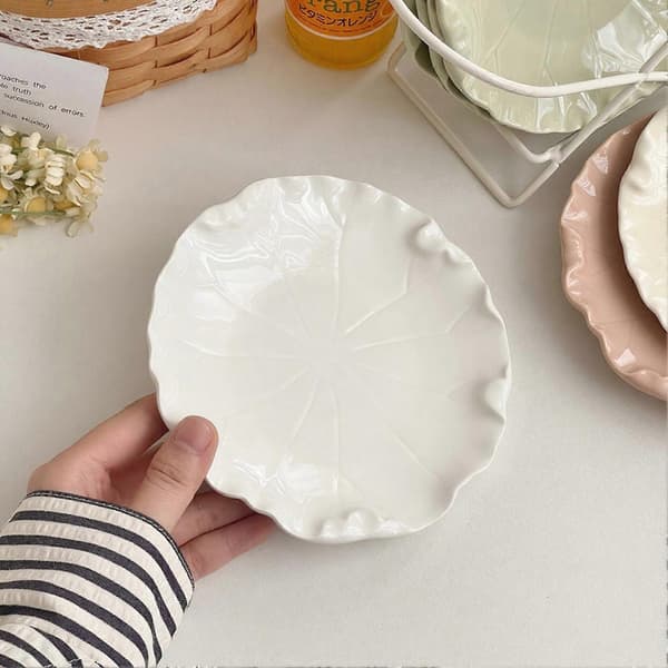 Keramisk serveringsfat med volangkant för efterrätt Milky White