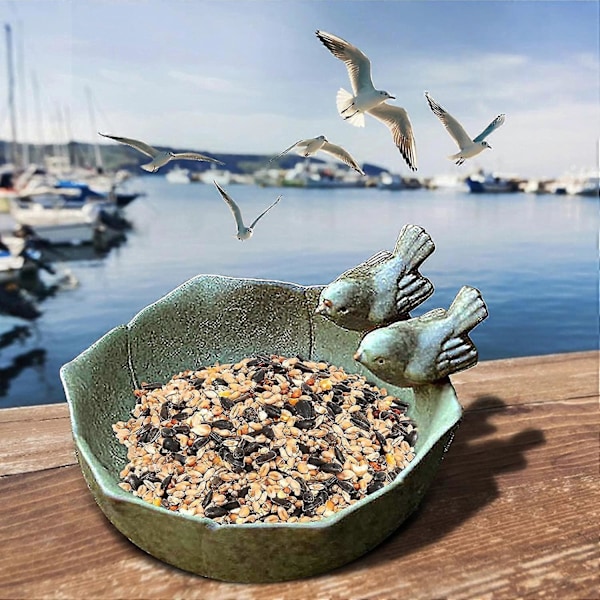 Pyöreä lintukylpy kahdella koristeellisella keraamisella linnulla villeille linnuille, ulkokäyttöön tarkoitettu lintujen juoma-allas, lintujen juoma-allas ulkokäyttöön, lintulauta jalalla