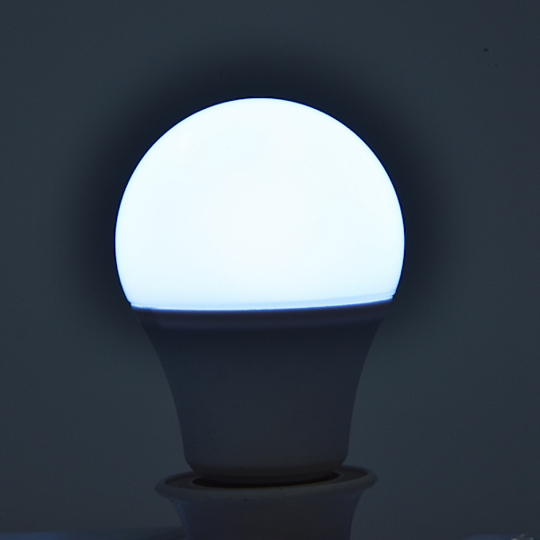 E27 10W RGBW LED Värillinen lamppu, kaukosäätimellä, kylmä valkoinen