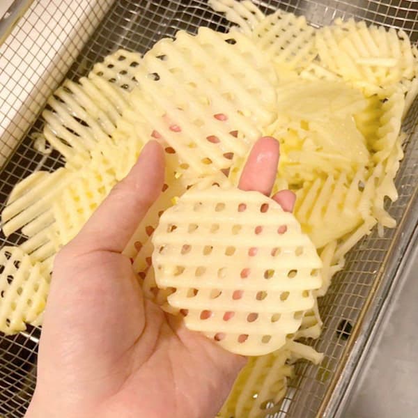 Manual Wavy Potato and Vegetable Cutter with Flower Design, Durable Plastic Kitchen Gadget