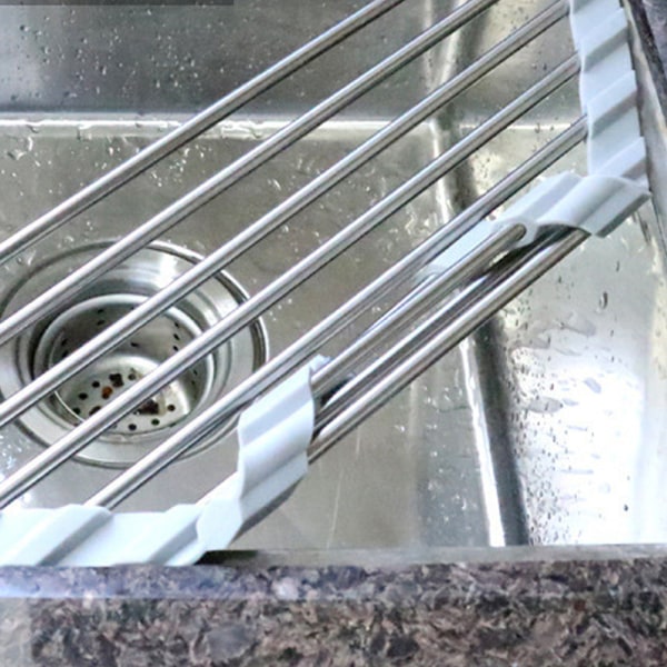 Kolmion muotoinen astiankuivausteline pesualtaan kulman rullaavalle astiankuivaukseen