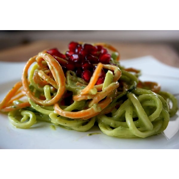 Hjemmelaget spiralizer, spiralgrønnsaksskjærer og zucchinispaghetti