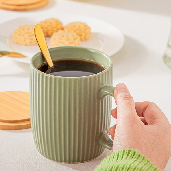 400 ml keramisk krus med vertikale striper er friskt og enkelt. Frokostkrus med vertikale striper og lokk. Kontorkaffe- og vannkrus.