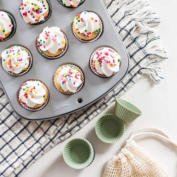 Silikonisia muffinivuokia, uudelleenkäytettäviä tarttumattomia, alkuperäisiä sateenkaaren värisiä silikonisia cupcake-vuokia