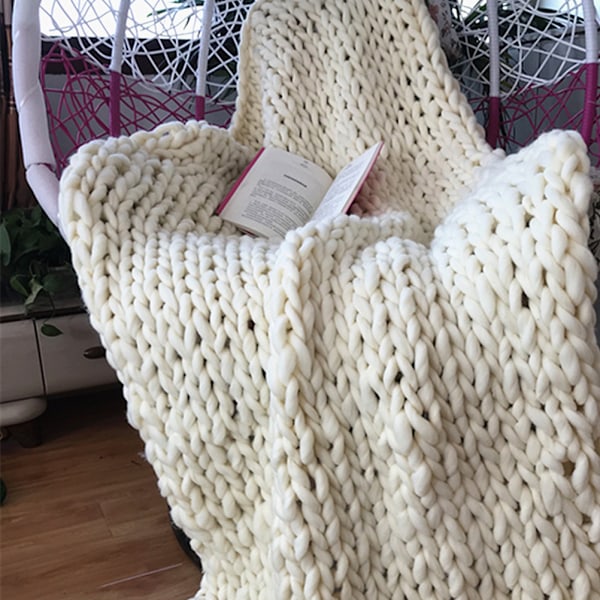 Handgjord Chunky Stickad Filt, Helt Handgjord, Mjuk och Mysig, Heminredning, Perfekt för Vintervärme, Mångsidig, Dekorativ Detalj för Vardagsrum,
