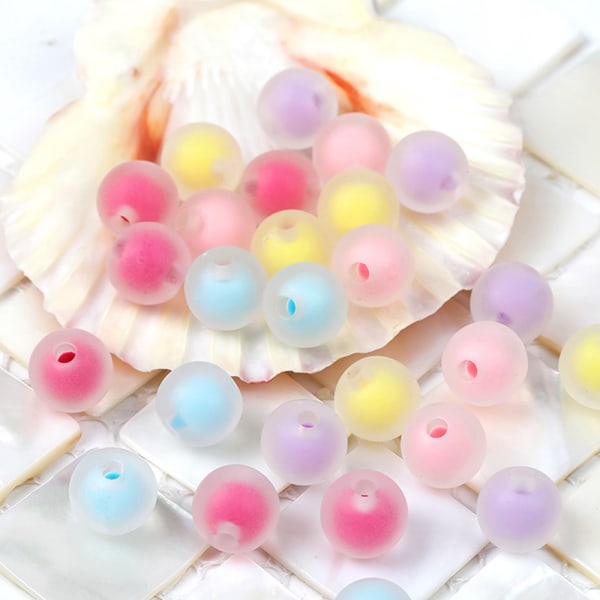 En pakke akrylfargede perler i tre størrelser med en blandet