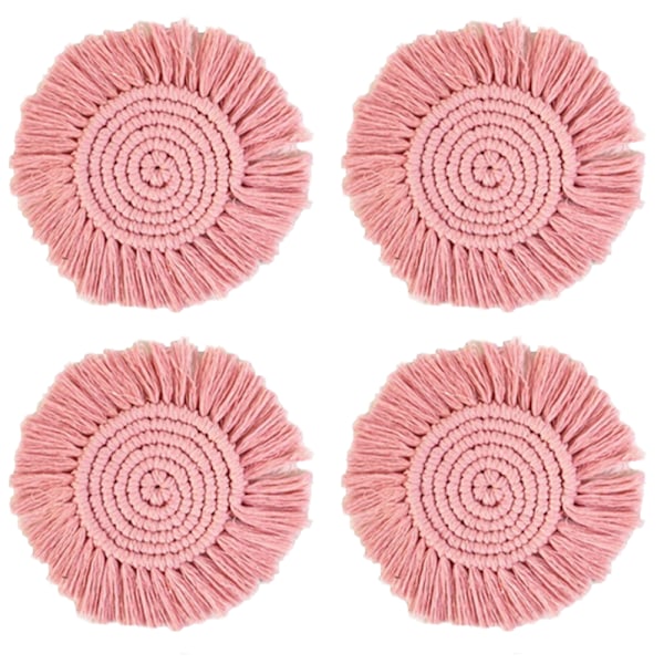 Beige imukykyiset aluslautaset puupöydälle