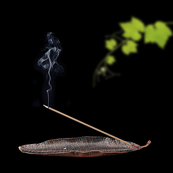 Kestävä seoslehden suitsuketikun pidike söpöllä etanalla,