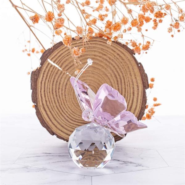 Rosa krystallflygende sommerfugl med krystallkulebasefigur Co
