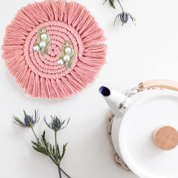 Beige imukykyiset aluslautaset puupöydälle