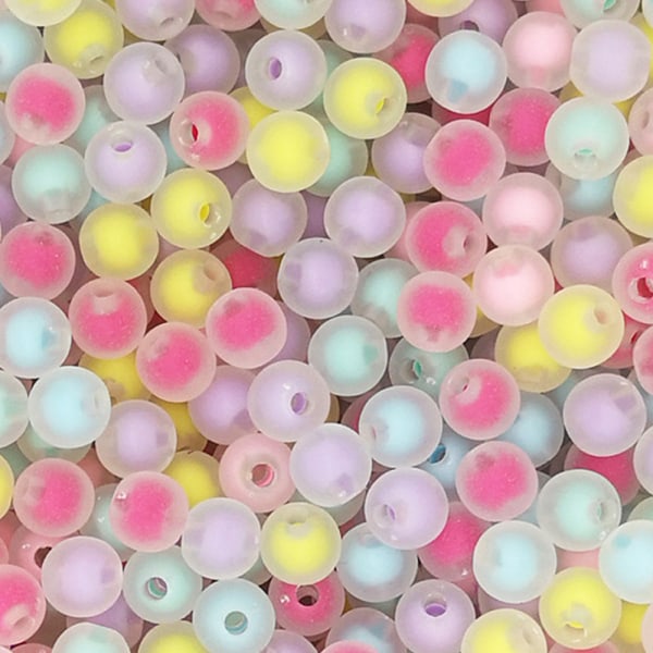 En pakke akrylfarvede perler i tre størrelser med en blandet