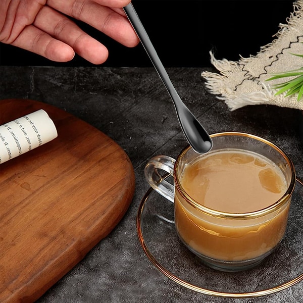 4 kpl ruostumattomasta teräksestä valmistettuja kahvisekoitustikkuja. Juomasekoituslusikat