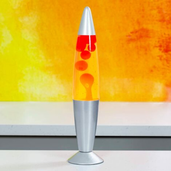 KLASSISK LAVALAMP - Denne fantastiske traditionelle lavalampe vil give et nostalgisk og retro look til dit hjem, børneværelse eller kontor. RØD OG