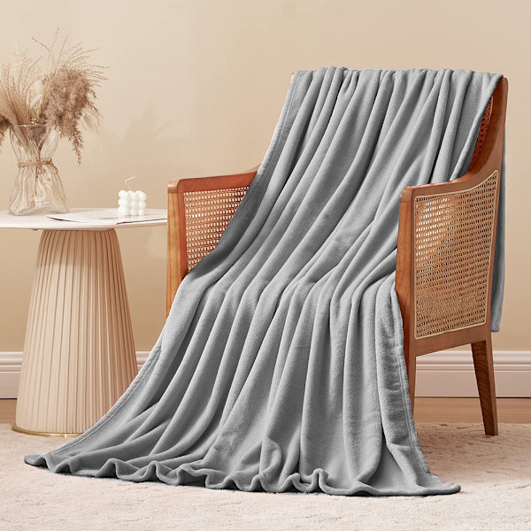 Pehmeä viltti, pörröinen viltti, harmaa - fleece-viltti, 150 x 200 cm, XL, lämmin sohvaviltti, kodikas viltti, vaaleanharmaa, pehmeä kuin olohuoneen viltti,