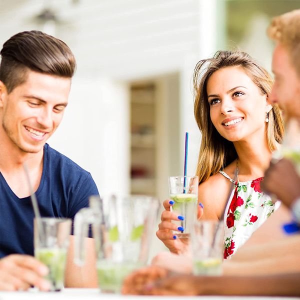 Lyhyet ohuet taivutetut ruostumattomasta teräksestä valmistetut pillit cocktail-laseihin,